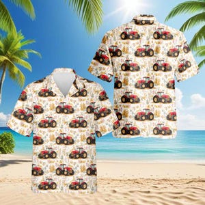 Puede incluir: Dos camisas de manga corta con un patrón repetido de tractores rojos y detalles florales sobre un fondo crema. Las camisas se muestran en una playa con palmeras y cielo azul.