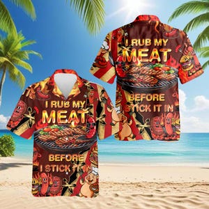 Puede incluir: Camisa de manga corta con diseño de barbacoa. La camisa presenta un patrón repetido de comida a la parrilla, personajes de dibujos animados y el texto "I RUB MY MEAT BEFORE I STICK IT IN". Los colores principales de la camisa son rojo y marrón.