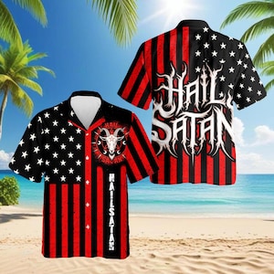 Puede incluir: Camisa de manga corta con un diseño de rayas negras y rojas. La camisa presenta una sección negra con estrellas blancas y el texto "HAIL SATAN" en letras góticas blancas. También es visible un emblema de cabeza de cabra.