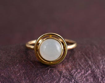 Anillo de piedra lunar hecho a mano con engaste de oro, joyería bohemia con piedras preciosas.