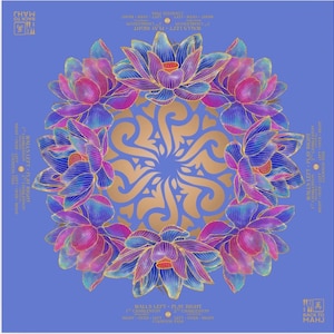 Pu&ograve; includere: Un grafico quadrato blu con un motivo mandala dorato al centro, circondato da un anello di fiori di loto stilizzati nei toni del viola, rosa e blu. Il testo sui bordi recita "WALLS LEFT + PLAY RIGHT" e "BACK TO MAHJ".