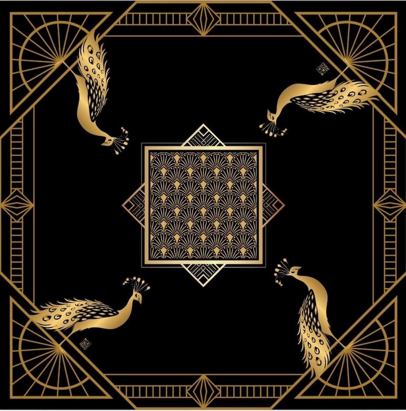 Puede incluir: Un tejido negro cuadrado con un borde geom&eacute;trico dorado y cuatro ilustraciones de pavos reales dorados en las esquinas. Un cuadrado central contiene un patr&oacute;n repetitivo de abanicos dorados. El dise&ntilde;o utiliza l&iacute;neas n&iacute;tidas y simetr&iacute;a.
