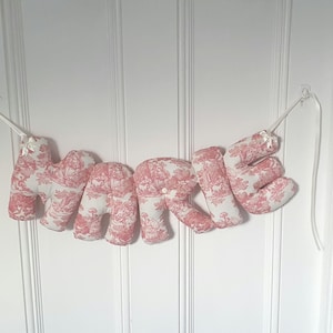 Faixa personalizada com nome, toile de jouy rosa. Decoração de parede para bebê. Presente para chá de bebê. Guirlanda com nome de bebê. Decoração de parede para quarto de bebê. Decoração francesa.