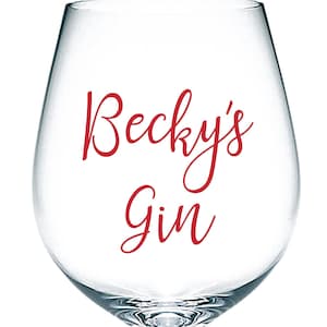 Könnte beinhalten: Ein klares Glas-Gin-Glas mit dem Text "Becky's Gin" in roten Buchstaben.