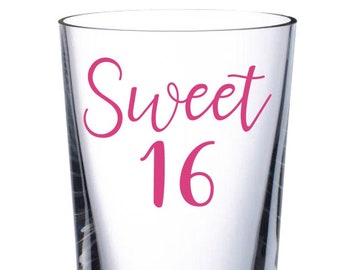 Könnte beinhalten: Ein klares Glas-Schnapsglas mit der Aufschrift "Sweet 16" in Pink.