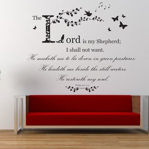 Op de afbeelding: Zwart-witte wanddecoratie met een bloemmotief en de tekst "The Lord is my Shepherd; I shall not want. He maketh me to lie down in green pastures: He leadeth me beside the still waters. He restoreth my soul. Psalm 23:1-3"