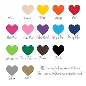 K&ouml;nnte beinhalten: Eine Farbkarte mit 16 herzf&ouml;rmigen Farbmustern, wobei der Name jeder Farbe darunter steht. Die Farben umfassen Wei&szlig;, Creme, Gelb, Orange, Rot, Pink, Rosa, Violett, Himmelblau, Marineblau, Limettengr&uuml;n, Smaragdgr&uuml;n, Braun, Schwarz, Silber und Gold. Der Text am unteren Rand der Karte lautet: "Alle unsere Vinylfarben sind matt. Silber & Gold sind matt metallic."