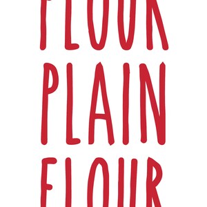 K&ouml;nnte beinhalten: Roter Text auf wei&szlig;em Hintergrund lautet "SELF RAISING FLOUR PLAIN FLOUR BREAD FLOUR".