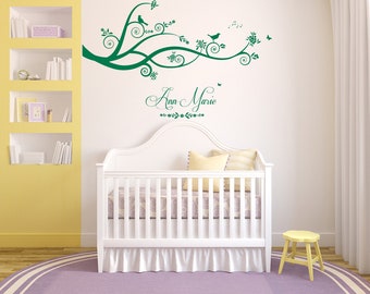 Nom personnalisé, arbre, oiseaux, papillons - autocollant d’art mural en vinyle, peinture murale, décalcomanie. Chambre d’enfants, crèche, salle de jeux. Maison, Décoration murale