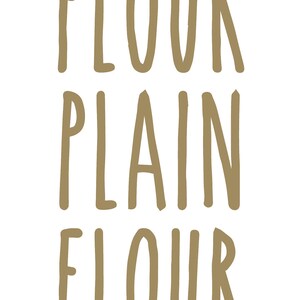 K&ouml;nnte beinhalten: F&uuml;nf W&ouml;rter vertikal in brauner Schrift auf wei&szlig;em Hintergrund angeordnet. Die W&ouml;rter sind "SELF RAISING FLOUR", "PLAIN FLOUR", und "BREAD FLOUR".