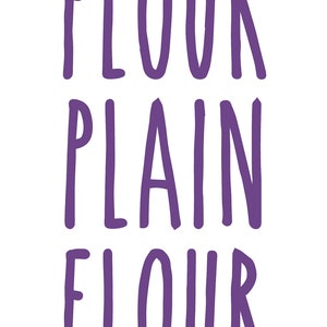 K&ouml;nnte beinhalten: Lilafarbener Text auf wei&szlig;em Hintergrund lautet "SELF RAISING FLOUR", "PLAIN FLOUR", "BREAD FLOUR" und "FLOUR".