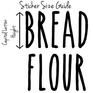 K&ouml;nnte beinhalten: Schwarz-wei&szlig;es Sticker-Design mit den Worten "BREAD FLOUR" in handschriftlicher Form. Eine Anleitung zeigt die H&ouml;he eines Gro&szlig;buchstabens.