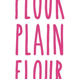 K&ouml;nnte beinhalten: Rosaer Text auf wei&szlig;em Hintergrund lautet "SELF RAISING FLOUR", "PLAIN FLOUR", "BREAD FLOUR" und "FLOUR".