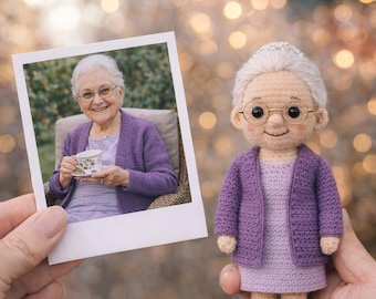 写真から作るおばあちゃんのクロシェ人形、パーソナライズされたおばあちゃん人形、おばあちゃんへの母の日ギフト、手作りの編みぐるみおばあちゃんの思い出の品