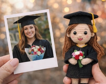 写真から作る卒業式用オーダーメイドかぎ針編み人形、似顔絵人形、彼女への卒業祝い、手作りあみぐるみ人形、大学卒業記念品