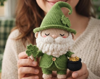 聖パトリックの祝日のクロシェ編みレプラコーン人形、手作りアイルランドノームぬいぐるみ、幸運のシャムロックギフト、カスタム編みぐるみデコレーション