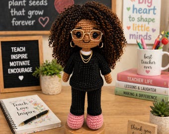 Muñeca de ganchillo personalizada para profesora afroamericana – Regalo de agradecimiento para profesora afroamericana, muñeca amigurumi con nombre personalizado, regalo hecho a mano para profesora