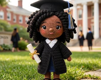 Muñeca de ganchillo para graduación de niña negra, muñeca amigurumi graduada, muñeca afroamericana hecha a mano, regalo de graduación universitaria, muñeca de ganchillo personalizada