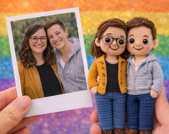 写真から作るカスタムかぎ針編みカップル人形 – レズビアンカップルへのパーソナライズギフト – 手作りのLGBTQプライドあみぐるみ
