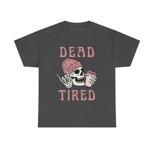 Camiseta unisex de algodón grueso &quot;Muerto de cansancio&quot;, informal, con estampado de calavera, ideal para Halloween, regalo para amantes del café, divertida y llamativa.