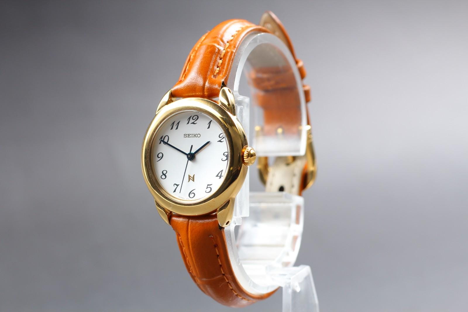 【稼働/良品】SEIKO クオーツ 1F21-0A50 MOOREA アイボリー 稼働/良品】SEIKO クオーツ 1F21-0A50 MOOREA アイボリー - メルカリ