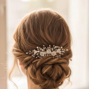 Peineta de novia: tocado floral de perla, cristal y plata