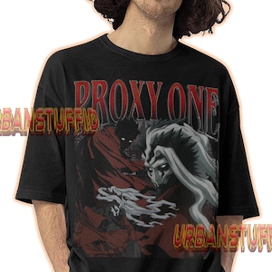 Può includere: T-shirt nera con una grafica con la scritta "PROXY ONE" in rosso e un'illustrazione dettagliata di due figure in rosso e bianco. La maglietta ha anche la scritta "URBANSTUFFID" in arancione.