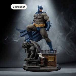 Puede incluir: Estatua detallada de Batman en una pose dinámica, de pie sobre una gárgola y una estructura de ladrillo. La figura es predominantemente gris y azul, con un cinturón amarillo. Es un artículo de colección.