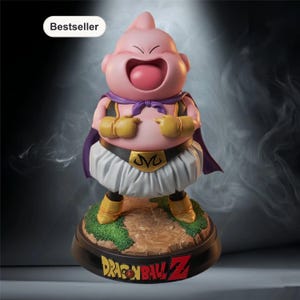 Puede incluir: Una figura rosa de un personaje con la boca muy abierta, que lleva una capa morada, guantes y botas amarillas. La figura tiene una falda blanca y un cinturón dorado con la letra "M". La base dice "Dragon Ball Z".