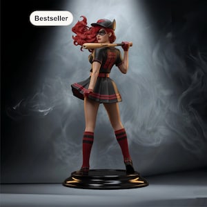 Puede incluir: Estatua de una figura femenina con uniforme de béisbol, sosteniendo un bate. La figura lleva un atuendo negro y rojo con gorra y máscara de béisbol. La estatua está sobre una base negra, con la palabra "Bestseller" en un óvalo blanco.