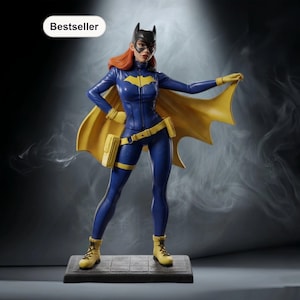 Puede incluir: Figura detallada de una superheroína en pose dinámica. Viste un body azul con un símbolo de murciélago amarillo, una capa amarilla y una máscara negra. La figura está sobre una base gris, con la palabra "Bestseller" en un óvalo blanco.
