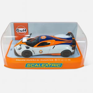 Scalextric 1:32 Pagani Huayra Roadster Slot Car C4319 – Modello di auto da corsa di lusso, regalo da collezione, accessorio da pista