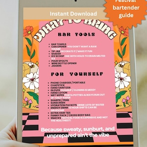 Op de afbeelding: Een tablet toont een digitale download, een roze en oranje festival-bartendergids met de titel "What to Bring". De gids bevat een lijst met bartools en persoonlijke items. De tekst bevat "Because sweaty, sunburnt, and unprepared ain't the vibe."