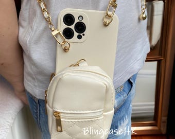 Puede incluir: Una funda de teléfono de color crema con una pequeña bolsa a juego con forma de mochila adjunta. La funda tiene una correa de cadena dorada y herrajes dorados. La mochila tiene un patrón acolchado y una cremallera dorada. El texto "BlingcaseHK" es visible en la parte inferior derecha.