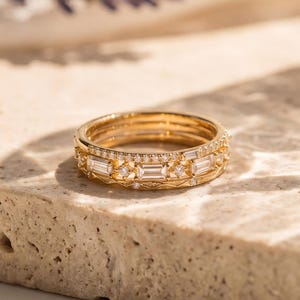 Conjunto de anillos de diamantes • Anillos apilables delicados para ella • Anillo de compromiso minimalista • Regalo de aniversario en oro de 18 quilates • Conjunto de alianzas de boda finas