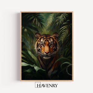 Puede incluir: Una impresión artística enmarcada que presenta la cara de un tigre, con rayas naranjas y negras, asomándose a través de un exuberante follaje verde. La obra de arte tiene un estilo realista, con un marco de madera y el texto "HAVENRY" en la parte inferior.