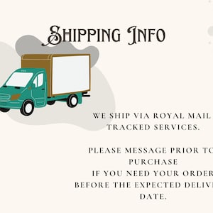 Pu&ograve; includere: Illustrazione di un camioncino di consegna verde con una scatola bianca sul retro. Il testo "SHIPPING INFO" &egrave; in cima all'immagine. Il testo sotto il camioncino dice "WE SHIP VIA ROYAL MAIL TRACKED SERVICES. PLEASE MESSAGE PRIOR TO PURCHASE IF YOU NEED YOUR ORDER BEFORE THE EXPECTED DELIVERY DATE."