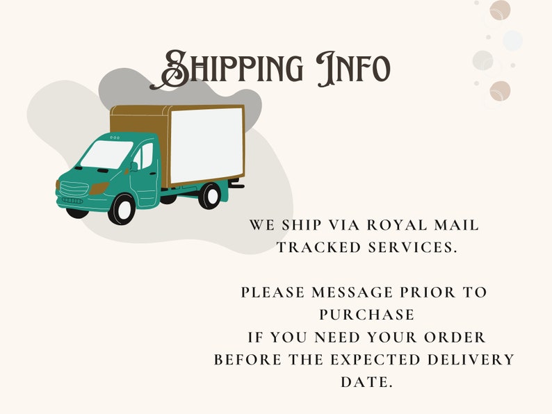Pu&ograve; includere: Illustrazione di un camioncino di consegna verde con una scatola bianca sul retro. Il testo "SHIPPING INFO" &egrave; in cima all'immagine. Il testo sotto il camioncino dice "WE SHIP VIA ROYAL MAIL TRACKED SERVICES. PLEASE MESSAGE PRIOR TO PURCHASE IF YOU NEED YOUR ORDER BEFORE THE EXPECTED DELIVERY DATE."