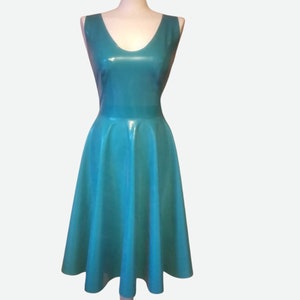 Vestido longo sem mangas em látex, justo e evasê, com decote redondo