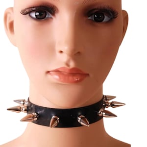 Latex Ohrstecker Choker. Schwarzes Collar mit Punk Spikes und einer Schnalle am Rücken
