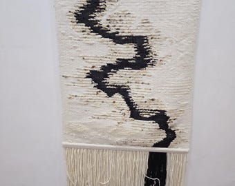 Handgewebte Wolle Wandbehang | Moderne texturierte Textilkunst | Neutraler Boho Wandteppich | Schwarz weiße Farbe