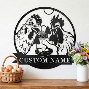 Pode incluir: Uma caneca de cerâmica branca com uma alça preta e o texto "But first, coffee" em preto, com uma fonte manuscrita. A caneca está sobre uma superfície branca.