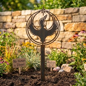Outdoor metal loon decor for pond side landscaping