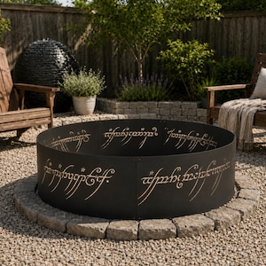 EN: Steel fire pit surround inspired by the One Ring creating a striking nighttime display | ES: Aro para fogata inspirado en One Ring para noches especiales | FR: Entourage de foyer inspiré du One Ring pour la nuit | DE: Feuerstellenumrandung im One Ring Stil für Abendstimmung | IT: Bordo per braciere ispirato al One Ring