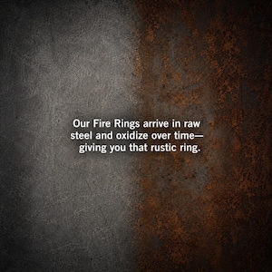 EN: Outdoor metal fire ring designed with glowing One Ring inspired symbols | ES: Anillo metálico exterior con símbolos inspirados en One Ring | FR: Anneau métallique avec symboles inspirés du One Ring | DE: Metallischer Feuerstellenring mit One Ring Symbolen | IT: Anello metallico con simboli ispirati al One Ring