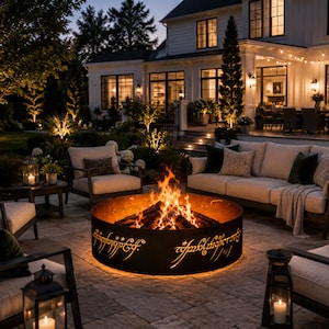 EN: Backyard fire pit ring highlighting glowing One Ring inspired calligraphy | ES: Anillo para fogata destacando caligrafía inspirada en One Ring | FR: Anneau mettant en valeur une calligraphie inspirée du One Ring | DE: Feuerstellenring mit One Ring Kalligrafie | IT: Anello con calligrafia ispirata al One Ring