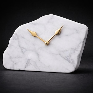 Puede incluir: Una taza de cerámica blanca con un asa negra y el texto "But First, Coffee" en un estilo manuscrito. La taza está sobre una superficie blanca. La taza mide aproximadamente 10 cm de alto.