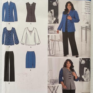 Może przedstawiać: Wykrój krawiecki Simplicity 2344, rozmiar BB 20W-28W, zawierający projekty żakietu, bluzki, spodni i spódnicy. Koperta prezentuje ilustracje i zdjęcia odzieży, w tym niebieski żakiet, wzorzystą bluzkę oraz czarne spodnie.