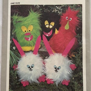 Puede incluir: Patrón de costura Simplicity número 8230 para hacer cuatro peluches. El patrón incluye un monstruo verde, un monstruo negro, un monstruo rojo y dos criaturas blancas parecidas a conejos. El patrón es para una sola talla.