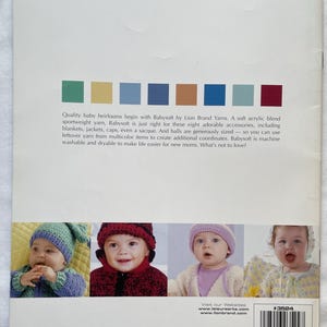 Puede incluir: Una portada de cat&aacute;logo de productos con cuatro beb&eacute;s que llevan gorros y su&eacute;teres de punto. El texto dice: "Los recuerdos de beb&eacute; de calidad comienzan con Babysoft de Lion Brand Yarns". La portada tambi&eacute;n incluye los sitios web www.leisurearts.com y www.lionbrand.com.
